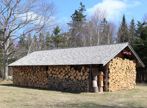 Aufbau eines Schuppens zum Schutz von Brennholz