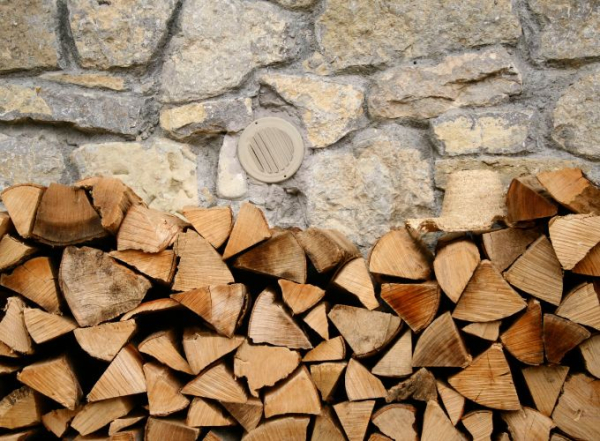 Wie man Brennholz für den Kamin lagert